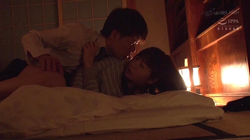 布団の中の密着ピストンでねっとり膣奥を突かれ夫に声をかけられずイキ堕ちた敏感妻は何度も絶頂を求める