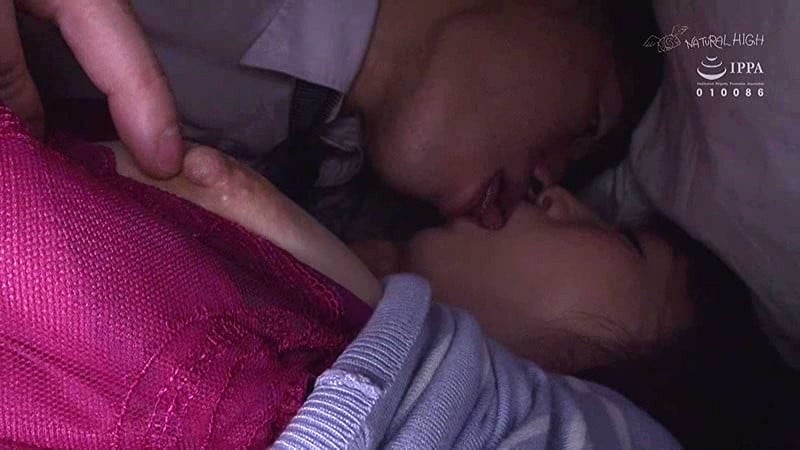 布団の中の密着ピストンでねっとり膣奥を突かれ夫に声をかけられずイキ堕ちた敏感妻は何度も絶頂を求める