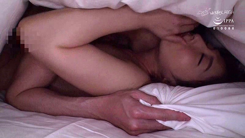 布団の中の密着ピストンでねっとり膣奥を突かれ夫に声をかけられずイキ堕ちた敏感妻は何度も絶頂を求める