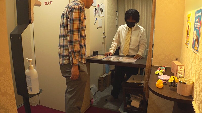 裏オプなしのJ○リフレ店で柔らかいパンティ越しにおちんちんつんつん。1cm,3cm…気づけば亀頭丸ごと挿入!~「おっきなおちんちん挿れたい…けど言えないから…」女子からの誘惑?こっちから発情させる?「てかこれってもう入っちゃってる?」~