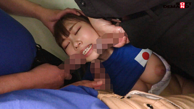 代表戦の日はスポーツバーで盛り上がってるサポーター女子にノリと勢いとお酒のチカラに任せて生挿入！ドサクサにまぎれて合計3名に大量中出ししちゃいました。。。