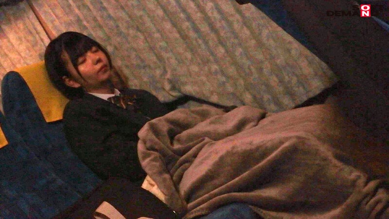 【一般入試の会場へむかうショートヘア女子〇生】大学受験のため地方から夜行バスで上京してくる女子校生は痴●されても声を出せない。泣く泣く我慢し寝たフリして声を押し殺し涙目でイキまくる。