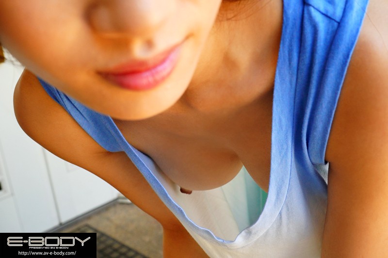 巨乳若妻のノーブラ誘惑 隣の欲求不満な奥様の美乳がチラリ ほしの景子