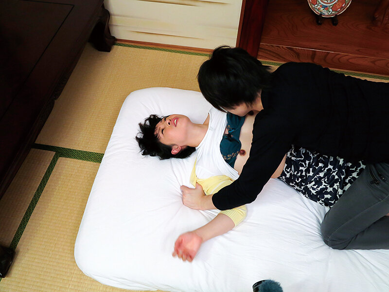 友人の家に遊びに行ったら何故か友人が出掛けちゃって家にはぼくと友人のお母さんの二人きりに…実は前からおばさんの事が好きだったぼくの事を知ってか知らずか「おばさんとエッチしたいんでしょ？」と僕の事を誘惑する。我慢の限界を超えてしまったぼくは、おばさん