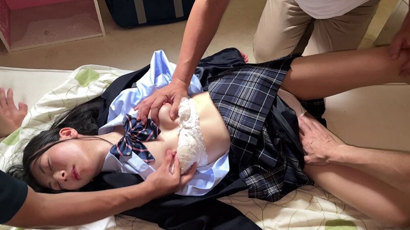 街で見つけた制服天使を強〇イラマで黙らせて集団〇〇〇 快楽を植え付けて絶倫チ〇ポの性処理肉便器に仕立て上げた 百咲みいろ