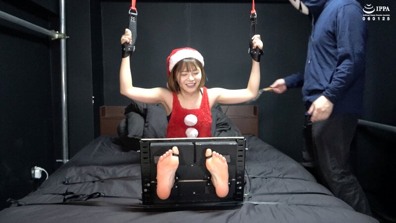 「サンタな女性を足枷拘束! 色々な道具で悶えるサンタさんを鑑賞!」わかしラボVol.033-4 七堂蓮未