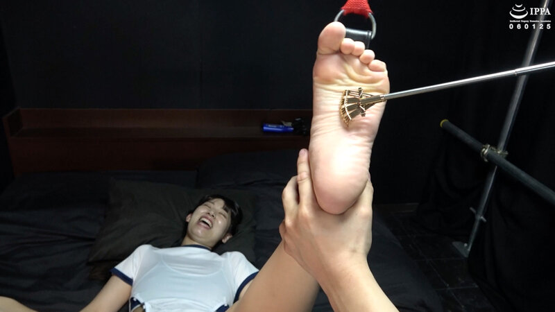 「暴れてもくすぐったい部分は隠せない! 吊り拘束でさららちゃんをくすぐりまくる!」わかしラボVol.035- 6 宇流木さらら