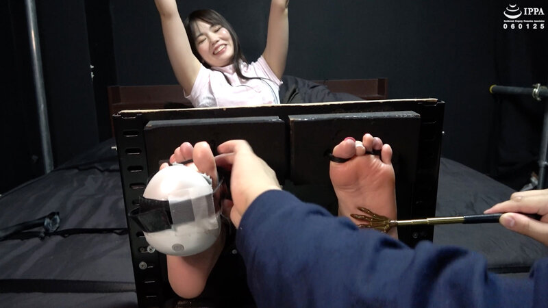 「更に敏感になっちゃったナースを足枷くすぐり！ 今回はブラシグローブが効果抜群に！」わかしラボVol.036- 4 乃木ちはる