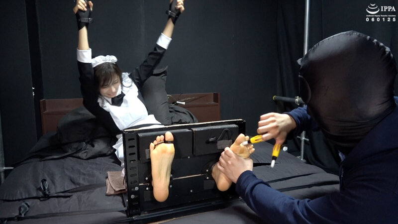 「憧れのメイド長を足枷に拘束して足裏徹底くすぐりいじめ!」わかしラボVol.037- 4 真木今日子