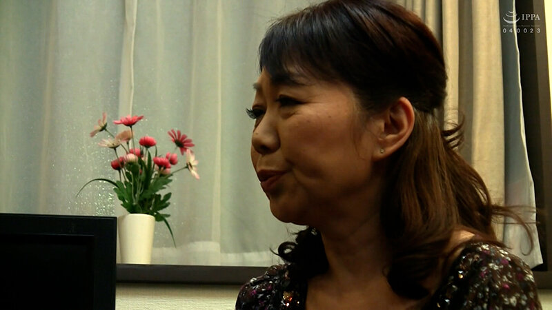 いつも困った時に助けてくれる今は亡き夫の友人に迫られ情に流されカラダを重ねる熟年男女の濃厚SEX