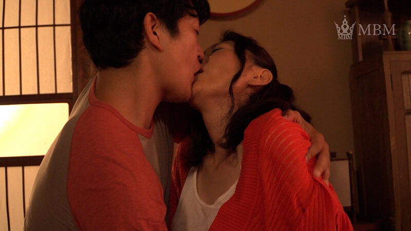 母に恋心を抱く息子は両親のSEXを覗き…満たされない母は息子の禁断の行為に快楽に堕ち…