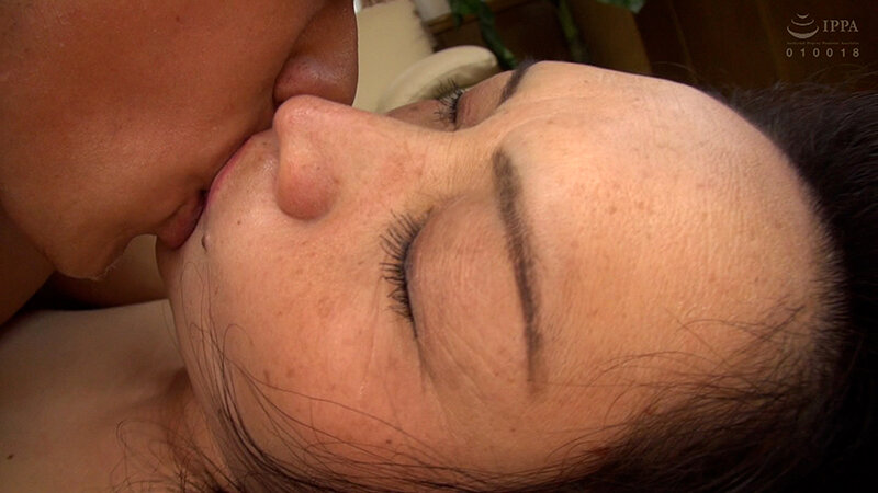 旦那とのSEXが自分本位で単調なSEXに満たされない熟女がAVで冒険SEX!