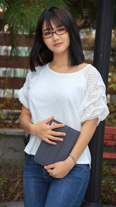 韓国で見つけた地味系美女 隠れ巨乳の勿体ない美女なのでお持ちかえりの即ハメ！！ 9人4時間