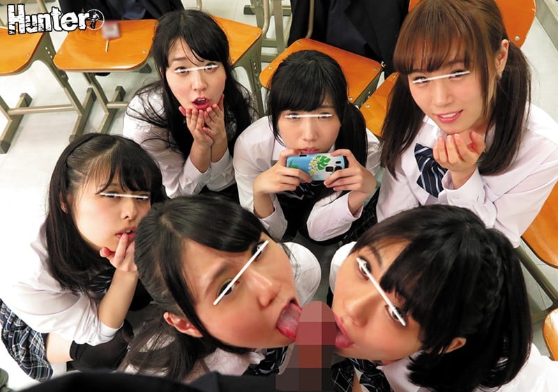 ニーハイ女子校生と男はボク1人の王様ゲーム！！田舎から都会の学校に転校したら、クラスに男はボク1人！！しかも周りは全員『黒ニーハイ』のマセた美脚女子校生！！喋りかけられても、格差があり過ぎて話が全くかみ合わない…。放課後、何かして遊ぼうという話になって…