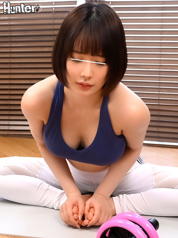 胸ポチばっちり！マンスジくっきり！自宅でエクササイズ中の義姉のエロい体を拝みまくり！自宅でヨガやストレッチなどで毎日ダイエットしている義姉。