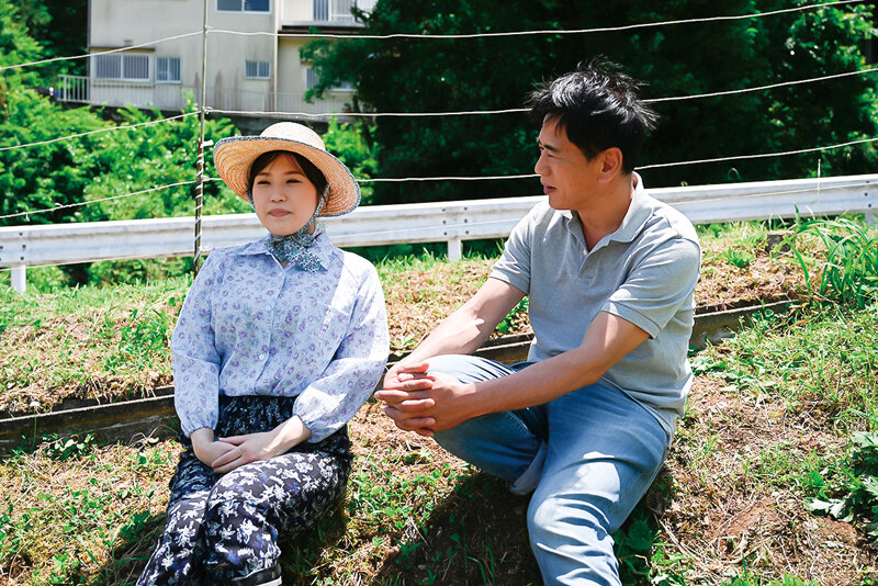 人里離れた田舎の農家で見かけた笑顔が可愛い美人で巨乳なおばさんは稲刈りで鍛えあげられた強靭な腰使いで男たちを翻弄し愛あるセックスで激しく燃え上がる！