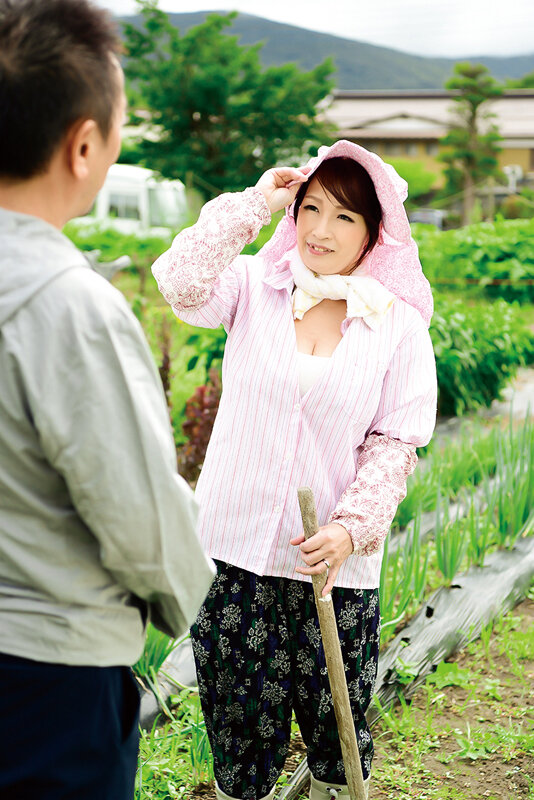 人里離れた田舎の農家で見かけた笑顔が可愛い美人で巨乳なおばさんは稲刈りで鍛えあげられた強靭な腰使いで男たちを翻弄し愛あるセックスで激しく燃え上がる！