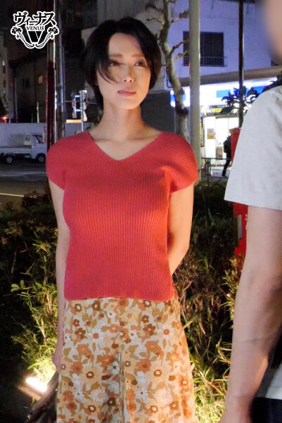 バイト先で働く美しい人妻を家に連れ込み中出しセックス 君島みお