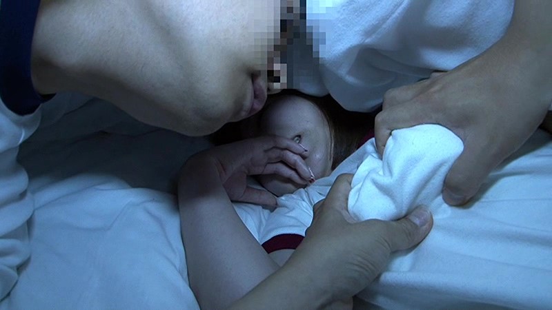 「お願いです！4回だけオッパイ揉ませてください！」