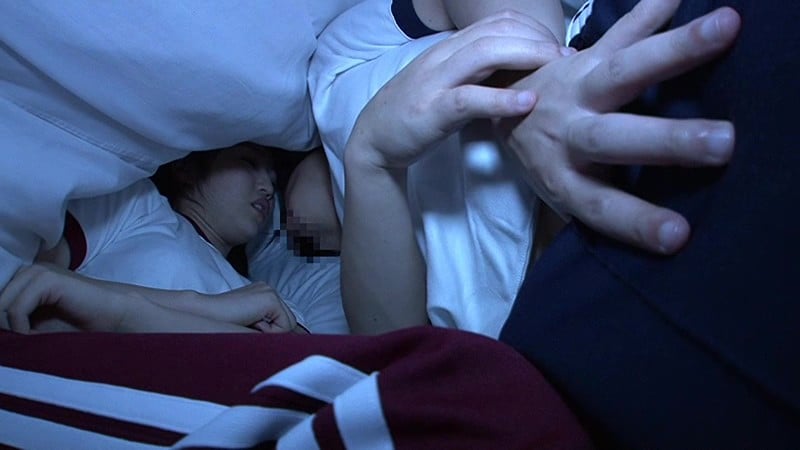 「お願いです！4回だけオッパイ揉ませてください！」