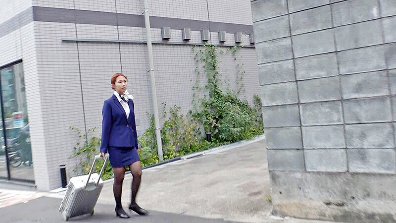航空会社勤務の現職キャビンアテンダントさん！女性経験無しのシャイな童貞の悩みを解決してもらえませんか？ フル勃起した童貞チ○ポにフライト帰りでムラムラしてるCAさんが赤面発情！？ みとさん 和久井美兎