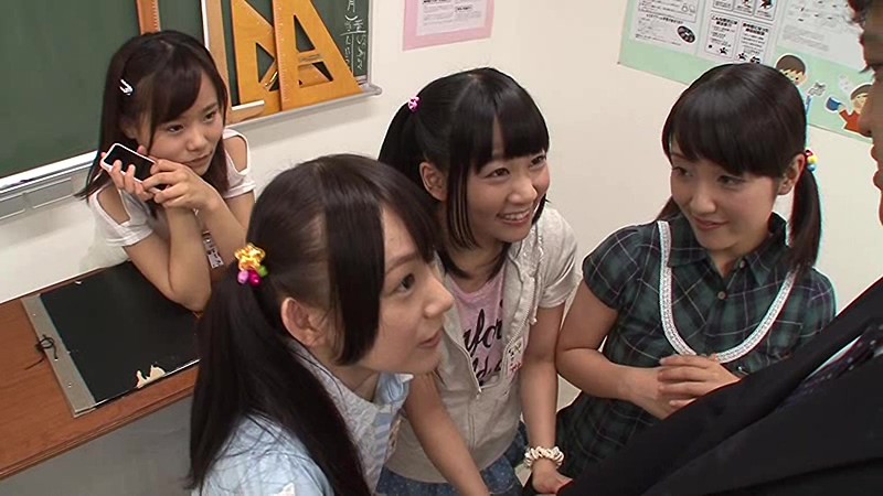 放課後の教室でロリビッチたちに飼われる僕