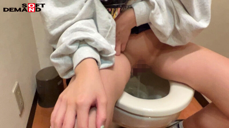 こう見えて照れ屋なドスケベ娘がそこら中でイキまくり汁出しまくり!青姦・リモバイ声我慢デート 奈築りお(仮名・20)