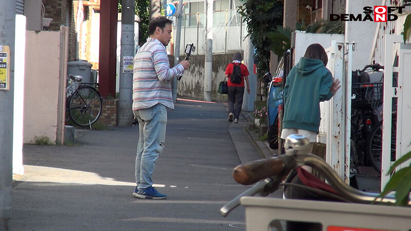 こう見えて照れ屋なドスケベ娘がそこら中でイキまくり汁出しまくり!青姦・リモバイ声我慢デート 奈築りお(仮名・20)