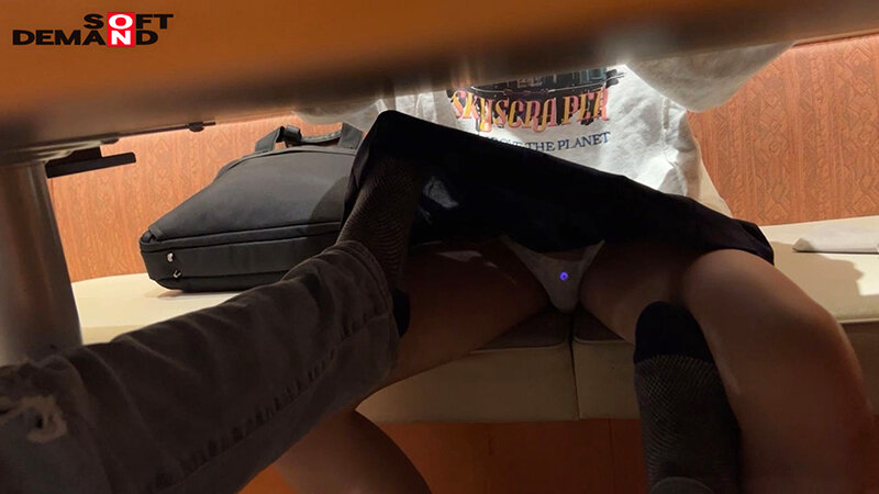 こう見えて照れ屋なドスケベ娘がそこら中でイキまくり汁出しまくり!青姦・リモバイ声我慢デート 奈築りお(仮名・20)