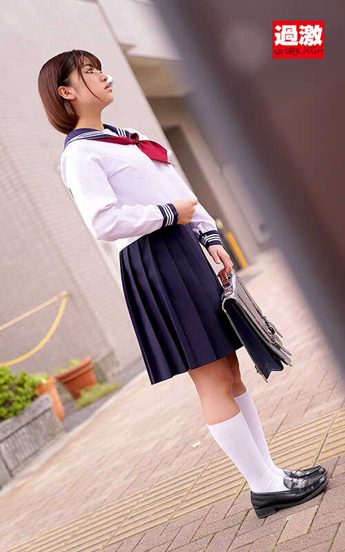 満員バスで背後から制服越しにねっとり乳揉み痴●され腰をクネらせ感じまくる巨乳女子○生18 推定Gカップ/ショートカット女子○生