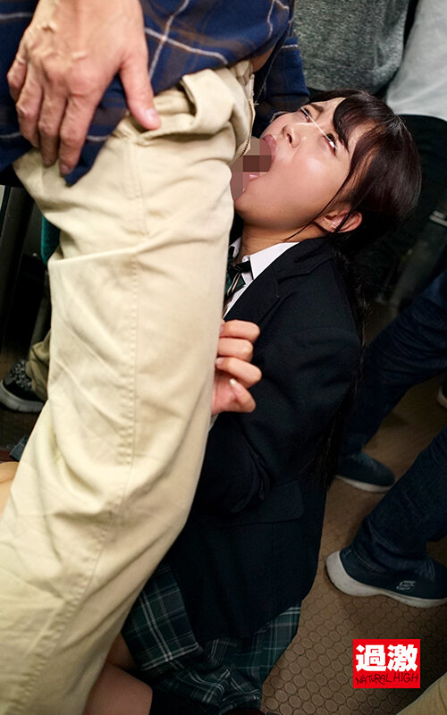 満員バスで背後から制服越しにねっとり乳揉み痴●され腰をクネらせ感じまくる巨乳女子○生18 推定Fカップ/ぷっくり唇女子○生