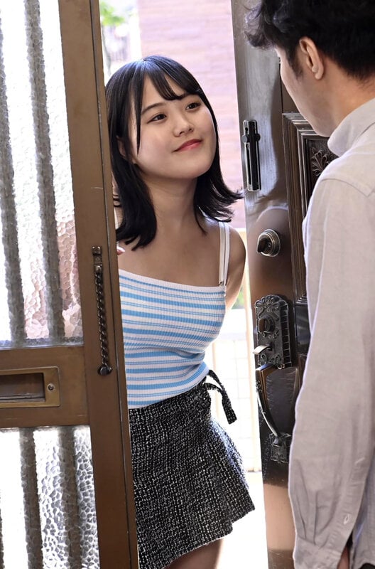 ドスケベ母娘が隣の家に引っ越してきた!プリ尻パンチラに誘われ家族の目を盗んで秘密の関係結んじゃいました(ハート)