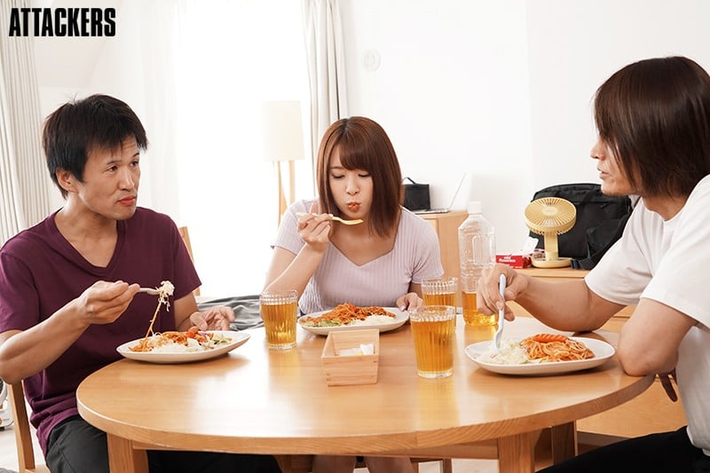 親友の彼女と一線を越えたあの日から、僕たちは親友に隠れて何度も肉体関係に溺れた。 二宮ひかり