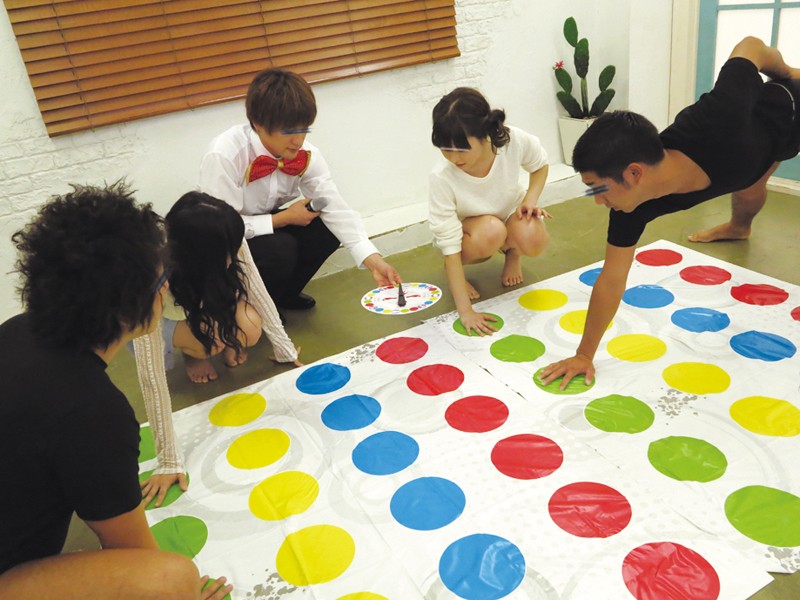 ポロリ確定！マンチラ確率100％！素人娘限定！極小マイクロビキニでツイ○ターゲーム！※負けたらエッチな罰ゲーム付き！