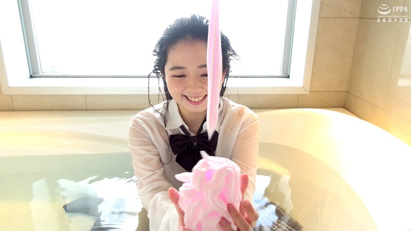 制服美女の泡スプレーでウェット＆メッシー★ 泉りおん