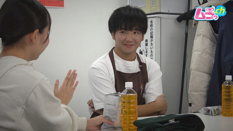 ニンゲン観察 童貞バレするや否やその場で即筆おろし!バイト先の地味っこは控室で隠れオナニーするほどの変態童貞ハンター