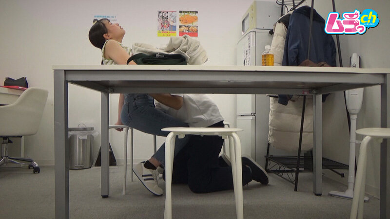 ニンゲン観察 童貞バレするや否やその場で即筆おろし!バイト先の地味っこは控室で隠れオナニーするほどの変態童貞ハンター