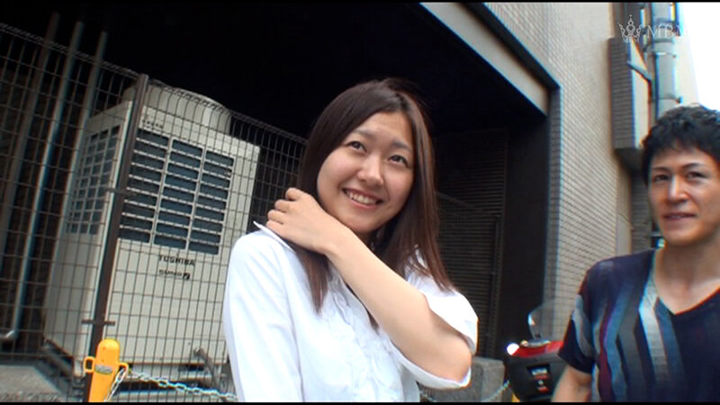 街行く清楚系OLさんを高額報酬で●れ込みエロインタビューにも終始笑顔の天使ちゃんをその気させて生ハメSEX！