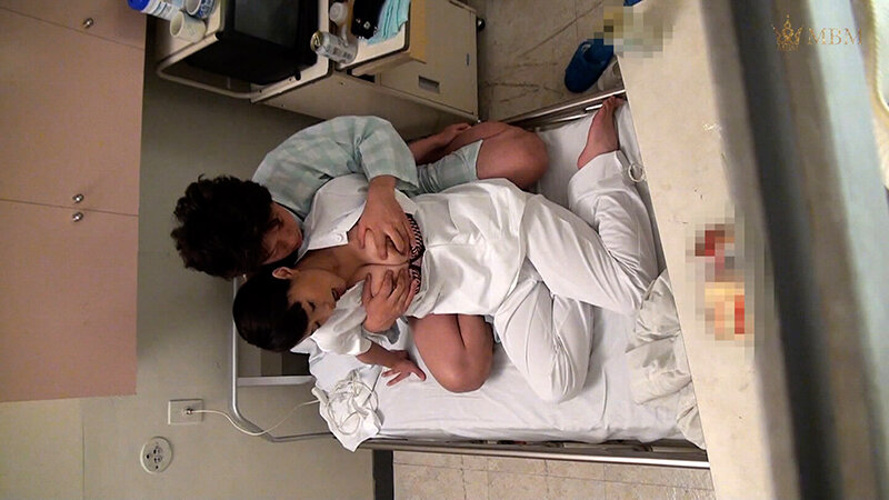 深夜の病室で…女盛りのカラダを持て余す熟女が入院患者と息を殺して密会SEX!