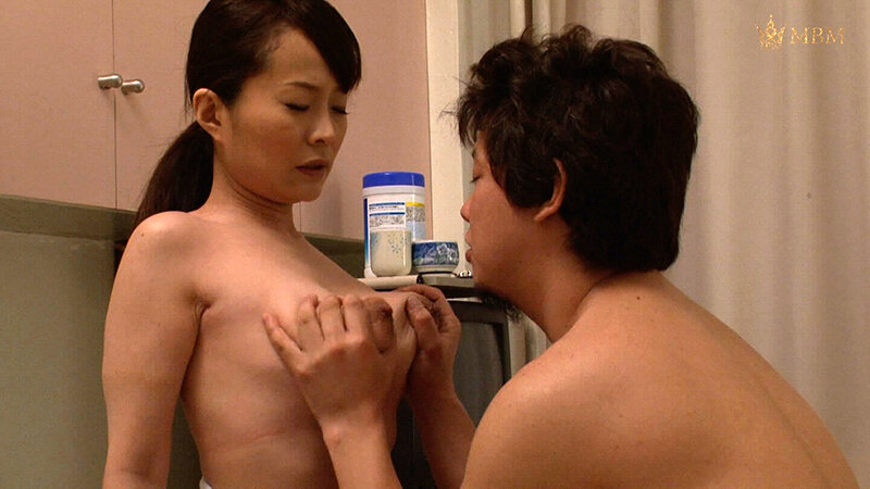 深夜の病室で…女盛りのカラダを持て余す熟女が入院患者と息を殺して密会SEX!