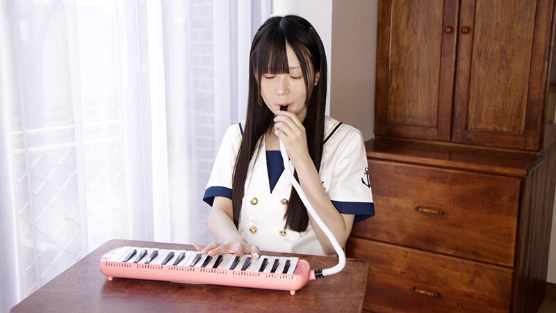 放課後教室に忍び込んだらクラスのアイドルが鍵盤ハーモニカの自主練してた(ヨダレまみれで) 姫崎あむ