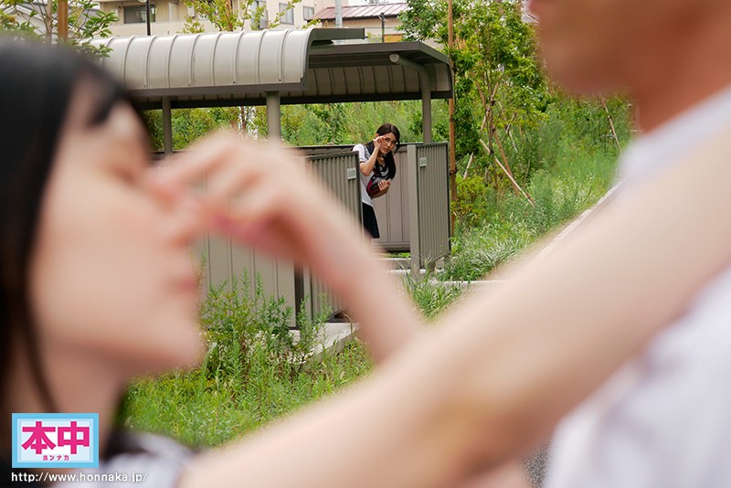 至近距離に彼女がいるのに耳元でコソコソ口説いてくるささやき誘惑中出し 神宮寺ナオ