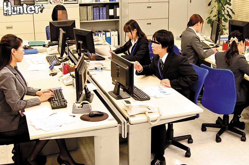 黒パンスト美脚＆神尻女子社員だらけの会社に男はボク1人！やっとの思いで転職できた会社は女子社員だらけで男はボク1人！常日頃から仕事が忙しく…