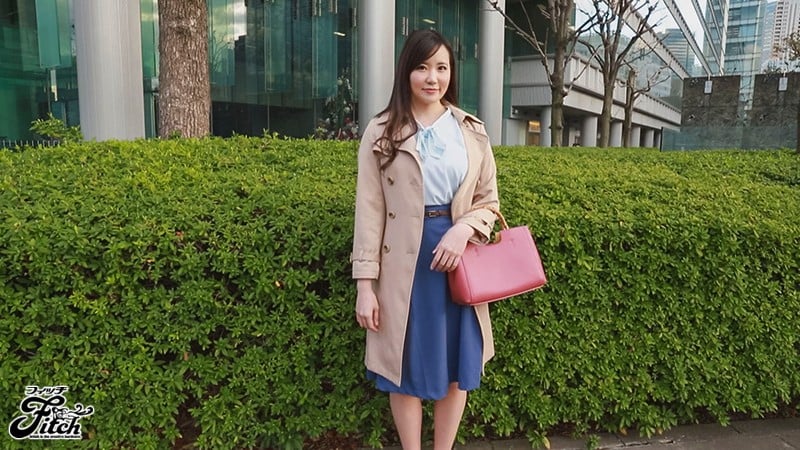 スラリと伸びた長い脚の高身長スタイルと天然巨乳が美しい笑顔がとても素敵な人妻が夫に内緒でAVデビュー! 黒木美沙