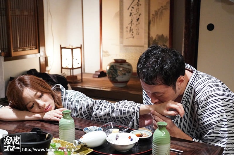 出張予算の都合で人妻女上司と相部屋に。部下のおれを奴●扱いしてたのにお酒が入ると密着おねだりする甘えん坊に豹変。 東凛 試しにキスをしてみるとネッチョリ舌を絡めてきた。理性を失ったのかチ○ポが欲しいとおねだりしてきたので今度はおれが性奴●扱いしてやった。