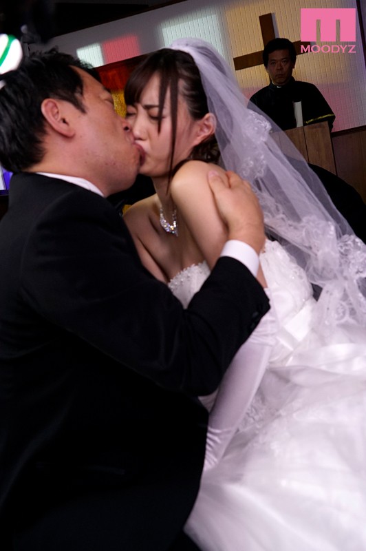 おれの最愛の妹が中年オヤジとの望まない結婚を強いられた 美谷朱里