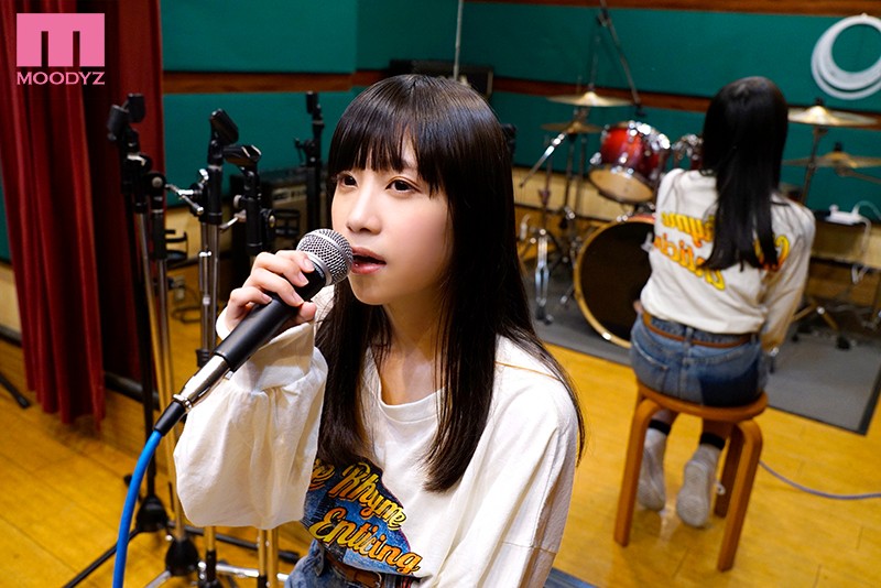 身長145cm敏感シンガー 引きこもりで人見知りだけど、夢は歌手！SNSでちょっぴり話題の女性シンガー顔出し志願イキまくりAVデビュー 桜木なえ