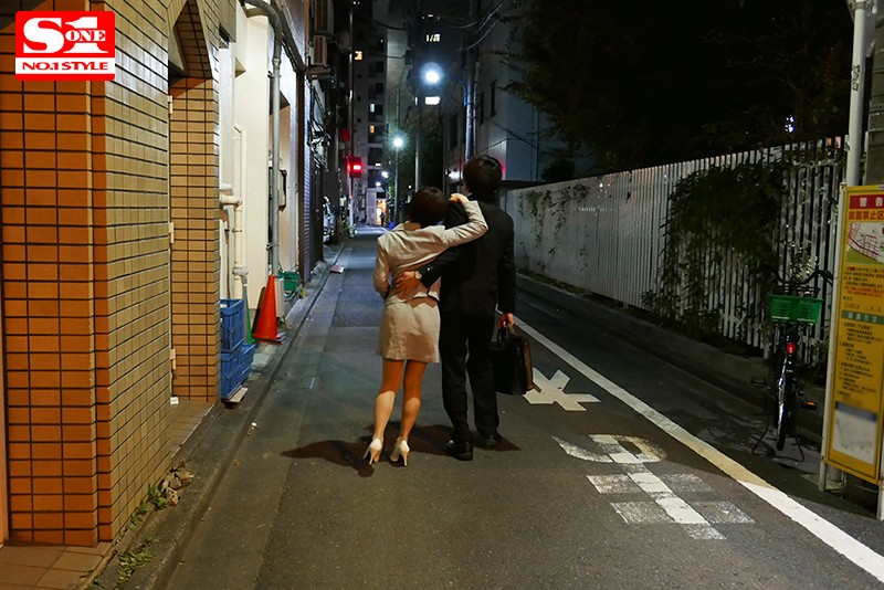 「終電ないならウチ来る?」 残業後に上司の奥田さん宅にお泊り!?無防備な部屋着とすっぴん姿に興奮した僕は無我夢中で。。。 奥田咲