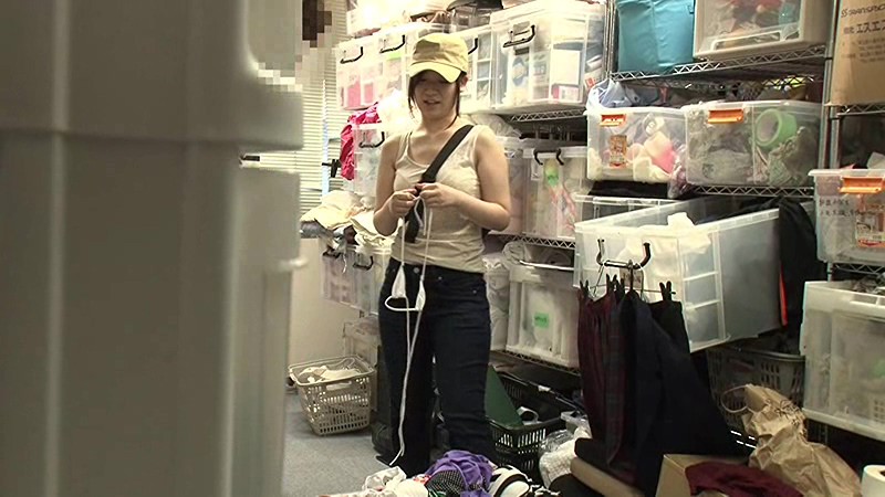 ハンターに入った新人ADが久しぶりにメチャメチャ可愛くて美巨乳だったので監督陣＆先輩AD全員で「これがAV会社の常識だ！」とセクハラしまくり、最後には騙してFUCKしてデビューさせちゃいました！※ こんなに揉みがいのあるオッパイを持つ社員は久しぶりでした。