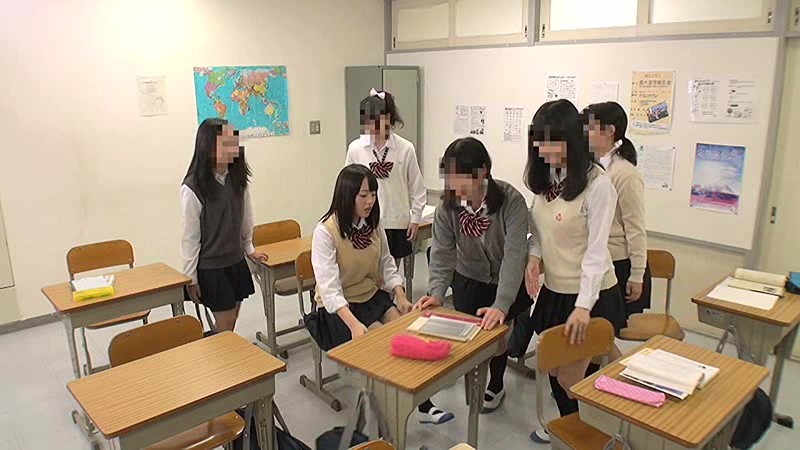 放課後の学校にいやらしい姿で拘束された生徒！？ いつもいきがってる強気な生徒が女子校特有の陰湿な仕返しを受け卑猥なポーズで拘束されおもちゃを装着。そして放置。そんな現場を目撃してしまった私は助けるどころか…